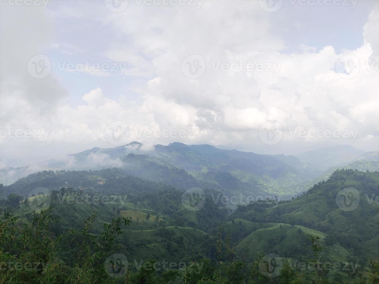 fotografia naturalistica in collina con cielo nuvoloso foto