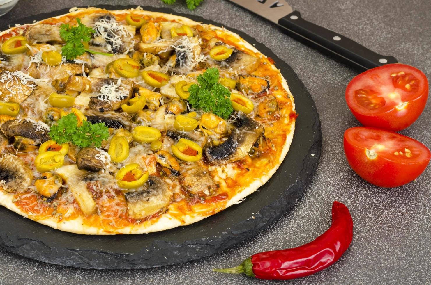 pizza con cozze, funghi, olive verdi. foto in studio