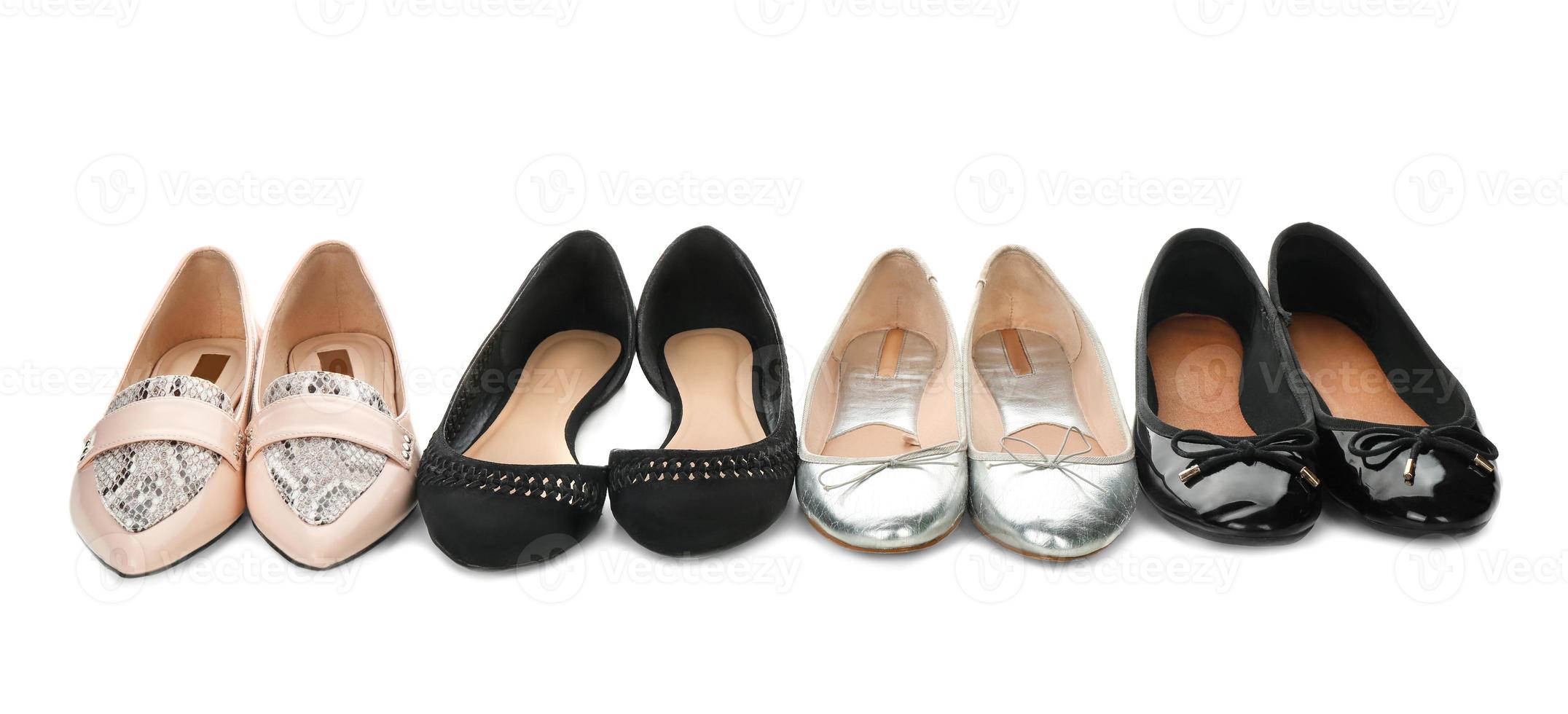 eleganti scarpe femminili su sfondo bianco foto
