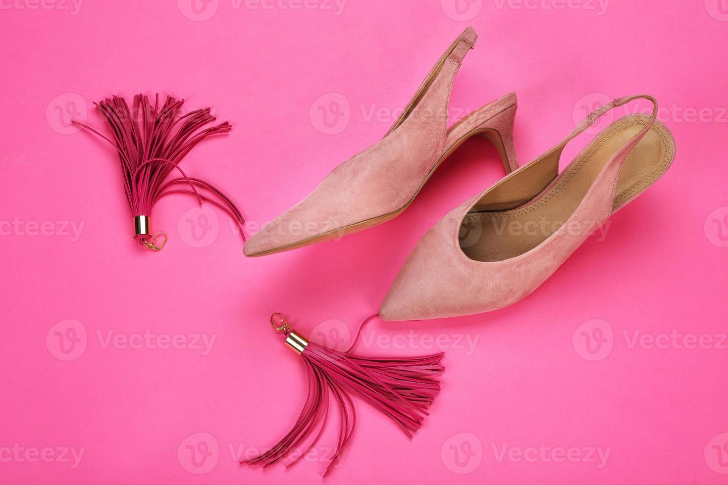 scarpe e orecchini femminili classici su sfondo colorato foto