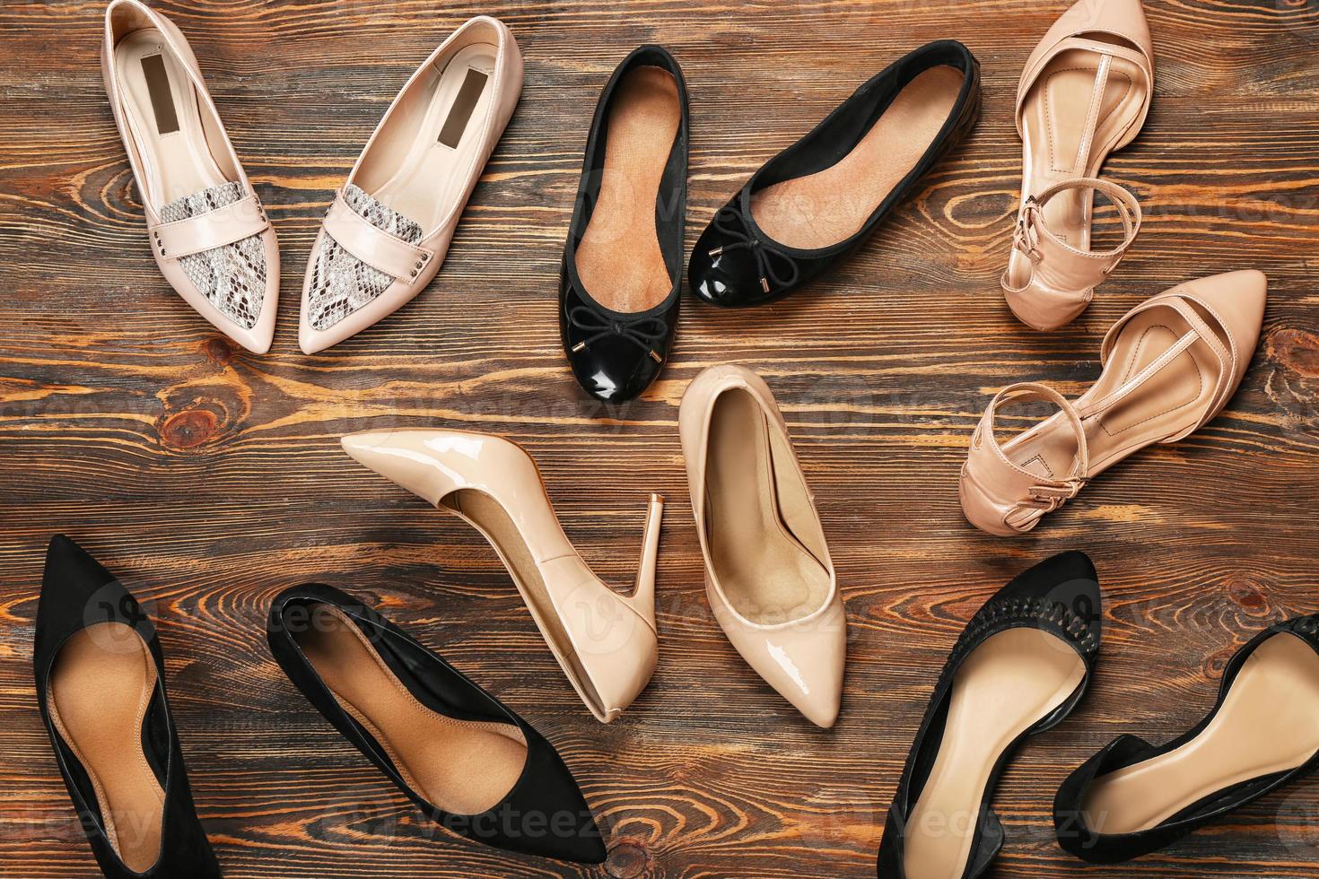 scarpe eleganti femminili su fondo in legno, vista dall'alto foto