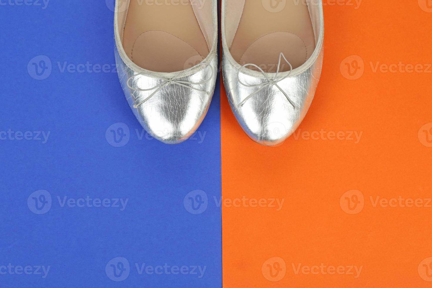 eleganti scarpe femminili su sfondo colorato foto