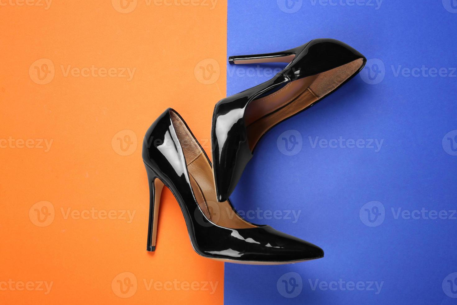 eleganti scarpe femminili su sfondo colorato foto