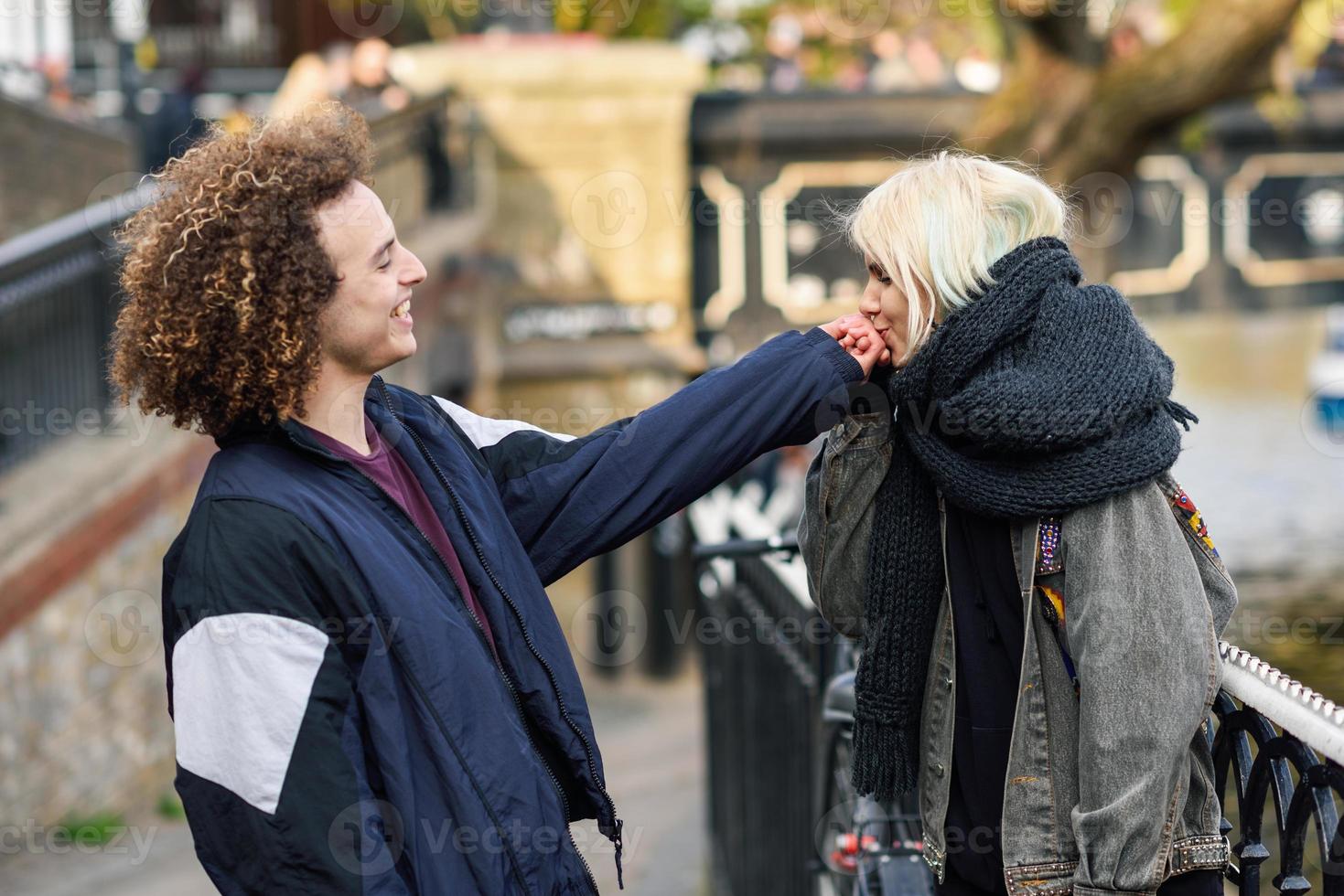 giovane donna che bacia la mano del suo ragazzo nella piccola venezia di Camden Town, foto