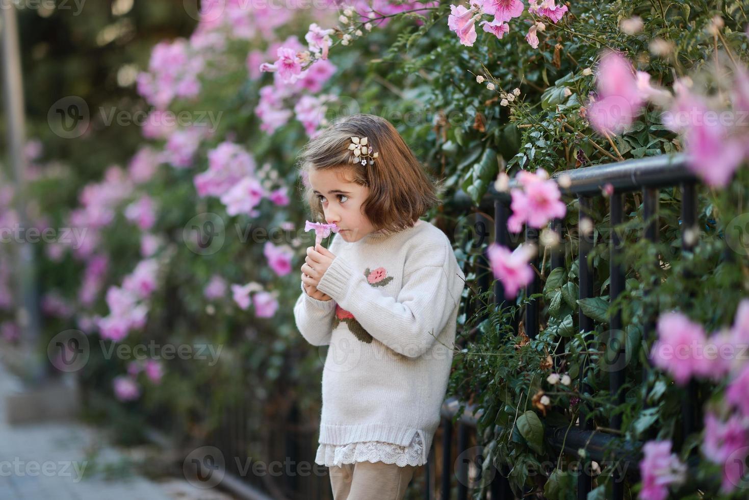 bambina che gioca in un parco cittadino in autunno foto