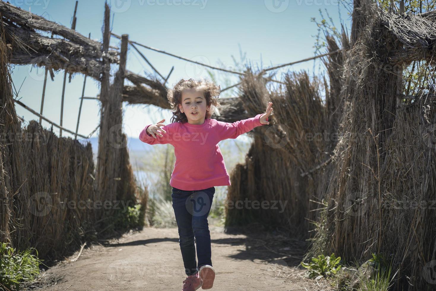 bambina che cammina su un sentiero in una zona umida foto