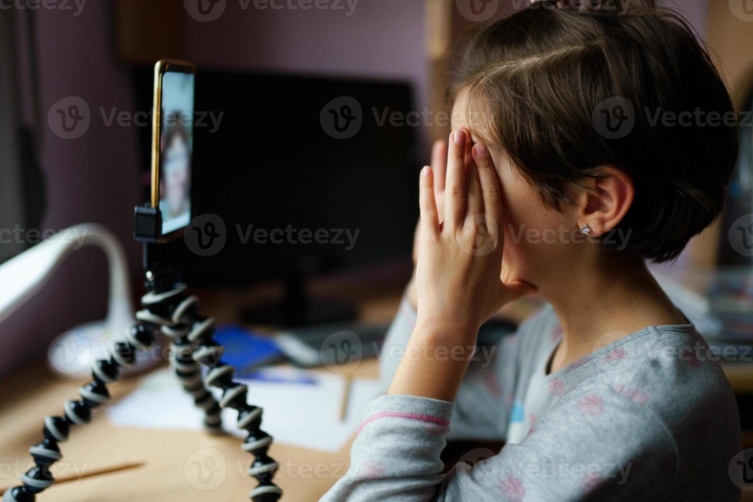 bambine che parlano in videoconferenza con lo smartphone foto