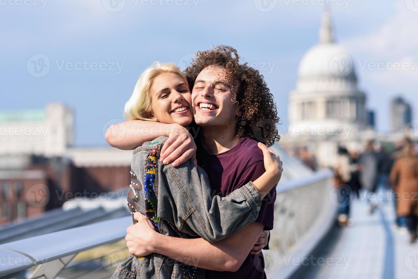 coppia felice abbracciata da Millennium Bridge, fiume Tamigi, Londra. foto