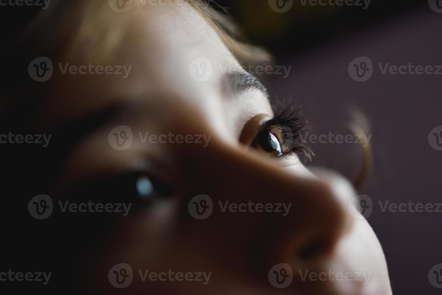 primo piano di una bellissima bambina con gli occhi marroni foto