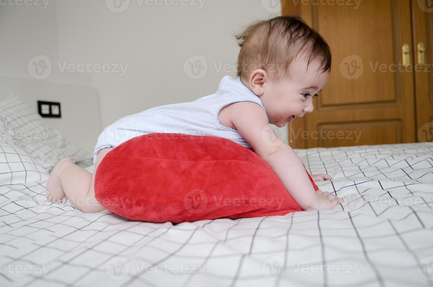 bambina di quattro mesi sul letto foto