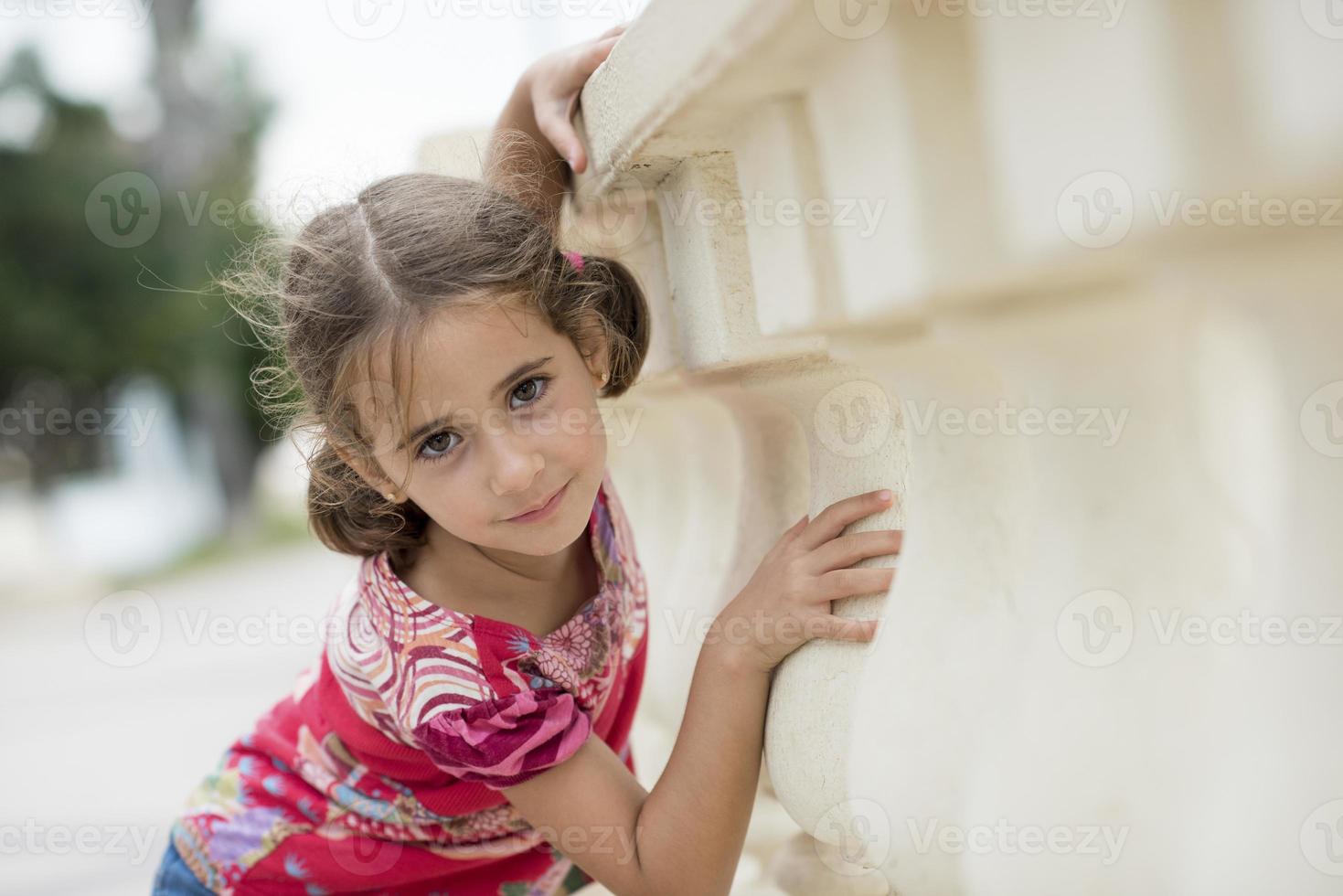 adorabile bambina pettinata con le trecce foto