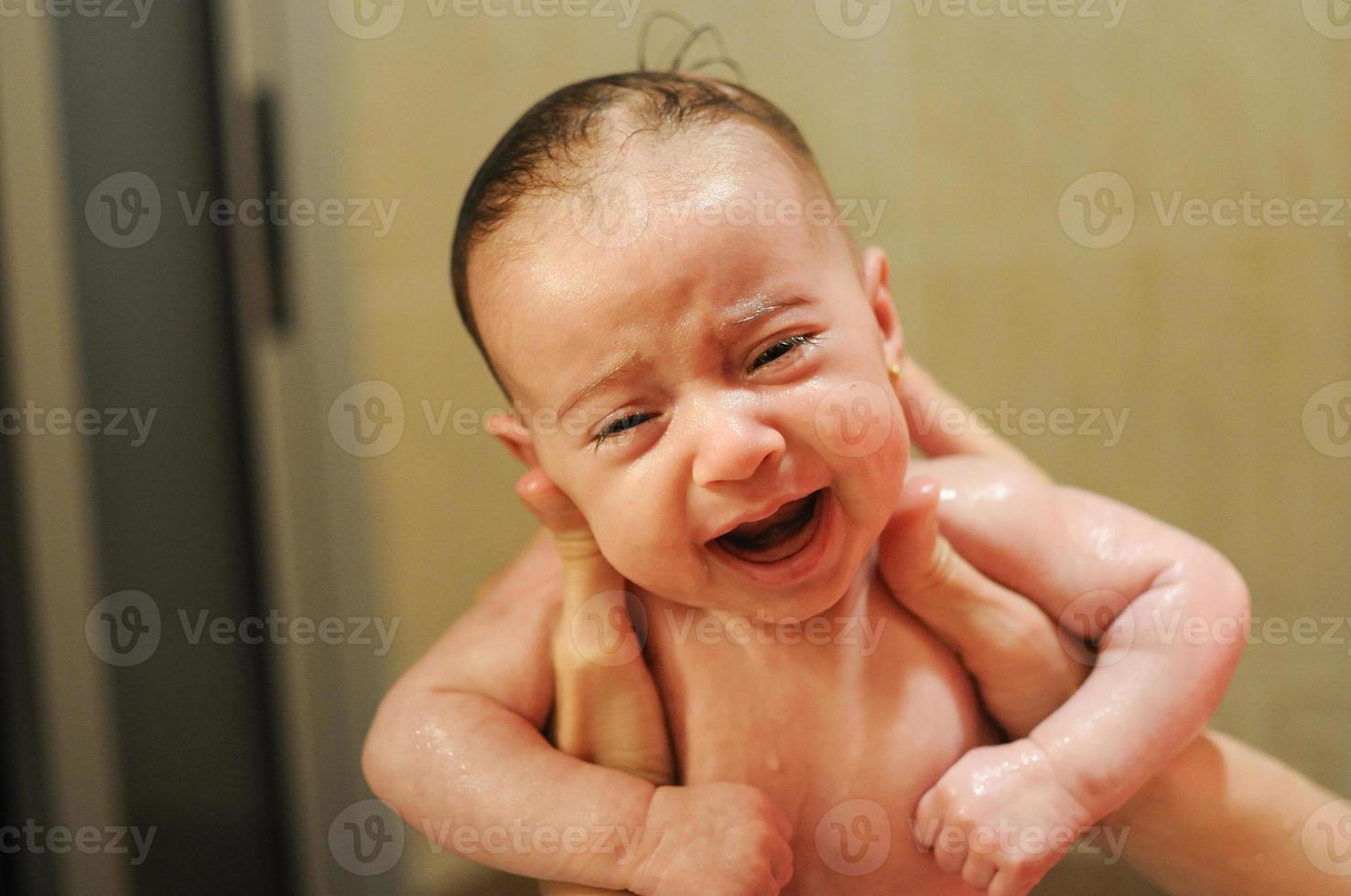 bambina di due mesi che fa il bagno foto