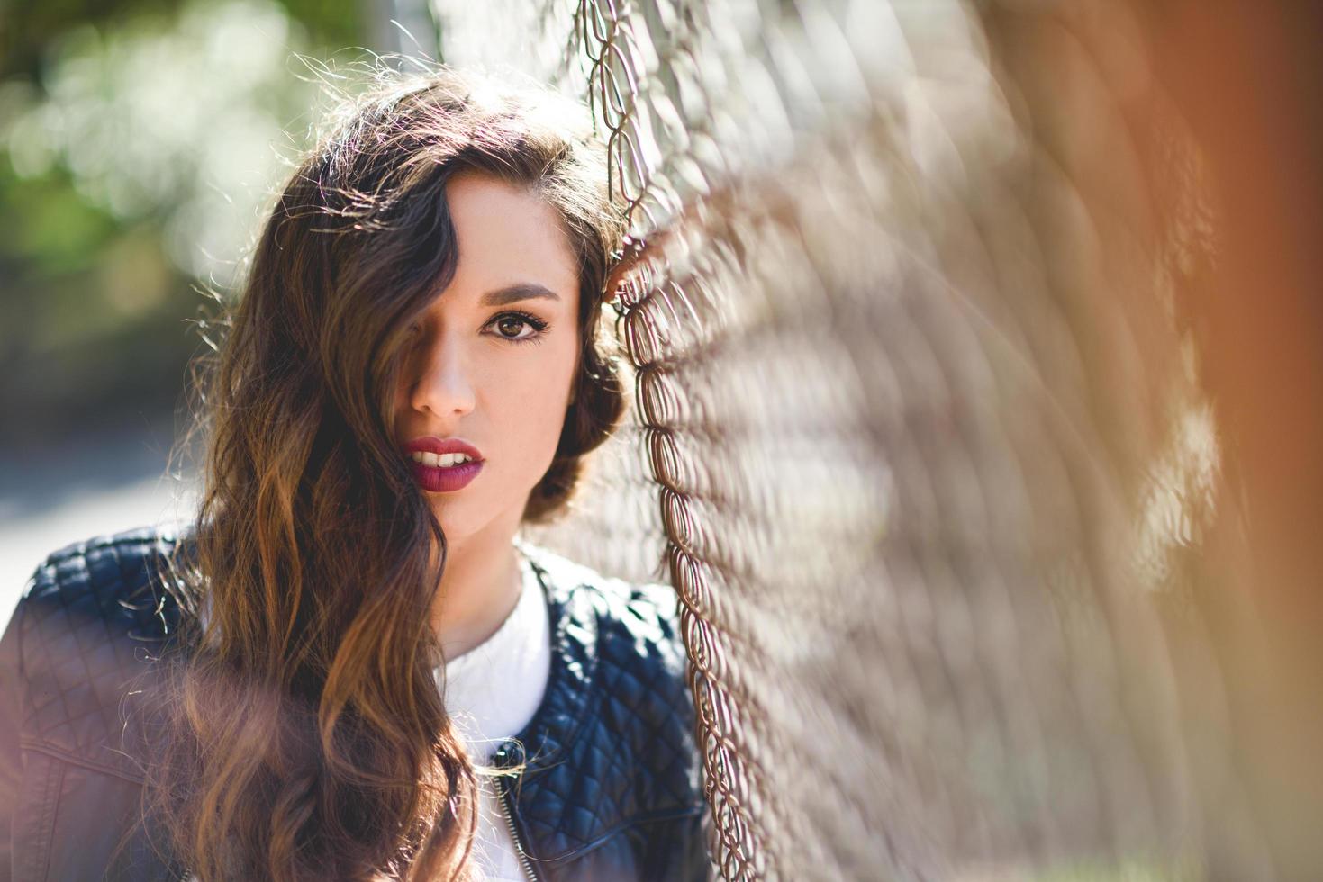 ragazza con i capelli lunghi che indossa una giacca di pelle foto