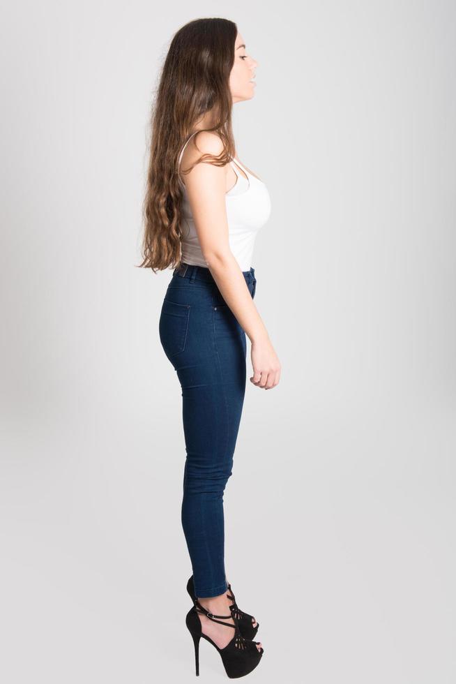 donna con i capelli lunghi che indossa una maglietta bianca e jeans blu foto