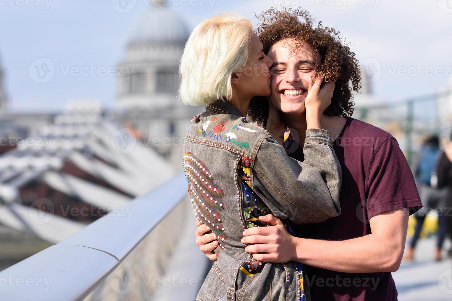 coppia felice abbracciata da Millennium Bridge, fiume Tamigi, Londra. foto