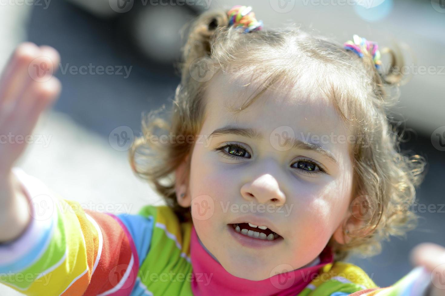 adorabile bambina pettinata con le trecce foto