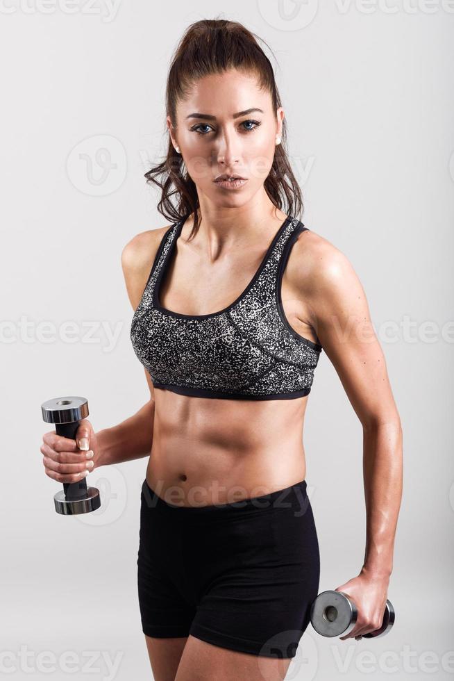 corpo di donna sexy fitness giovane sportivo con manubri foto