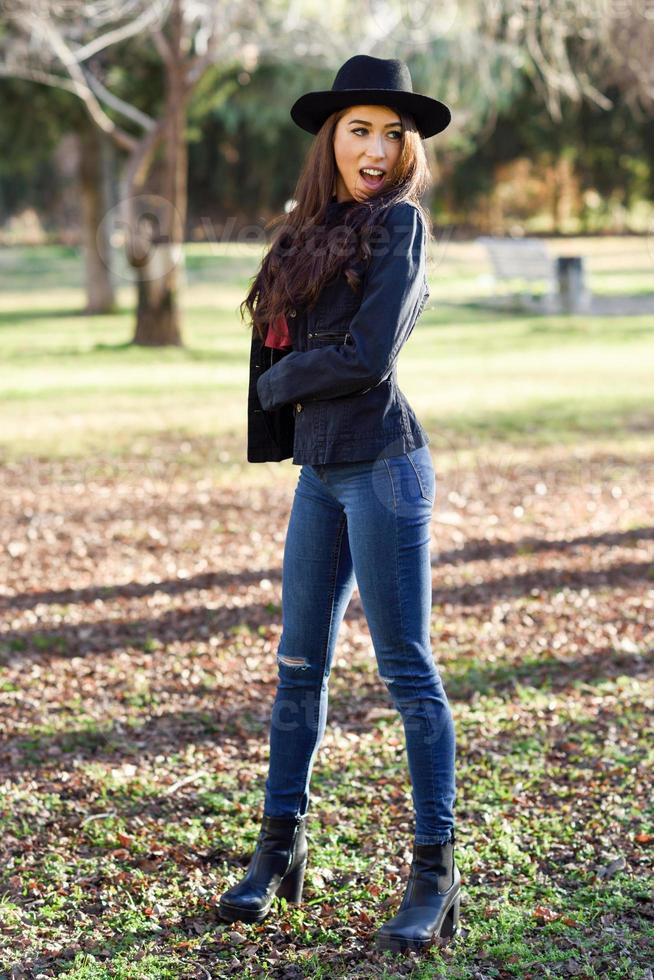 ritratto di giovane donna sorridente nel parco urbano foto