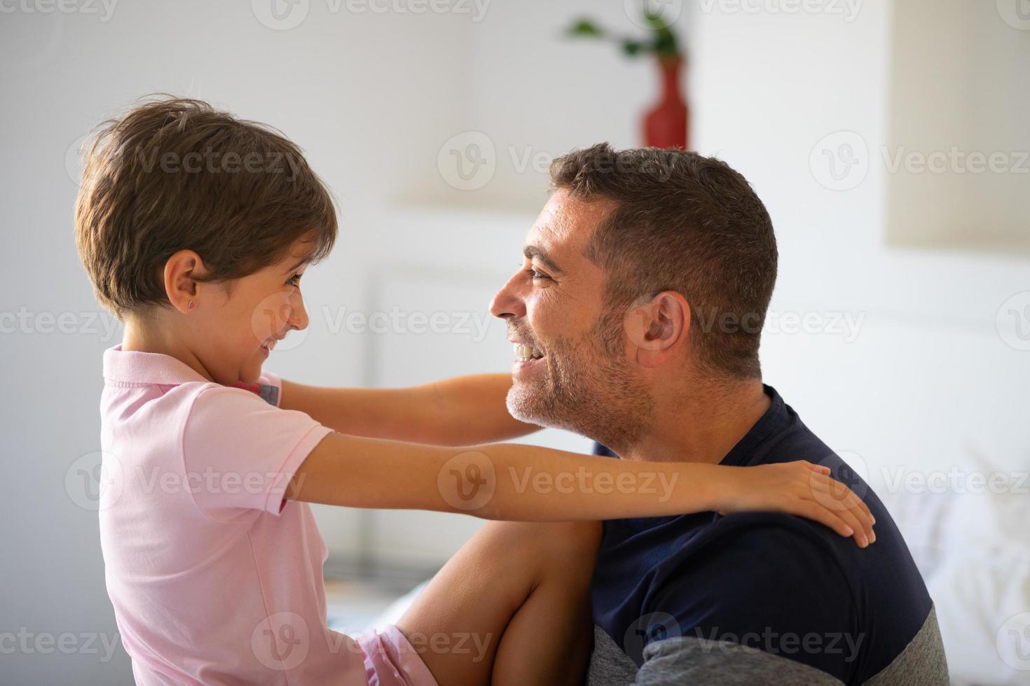 l'uomo di mezza età e la sua piccola figlia si stanno abbracciando. foto