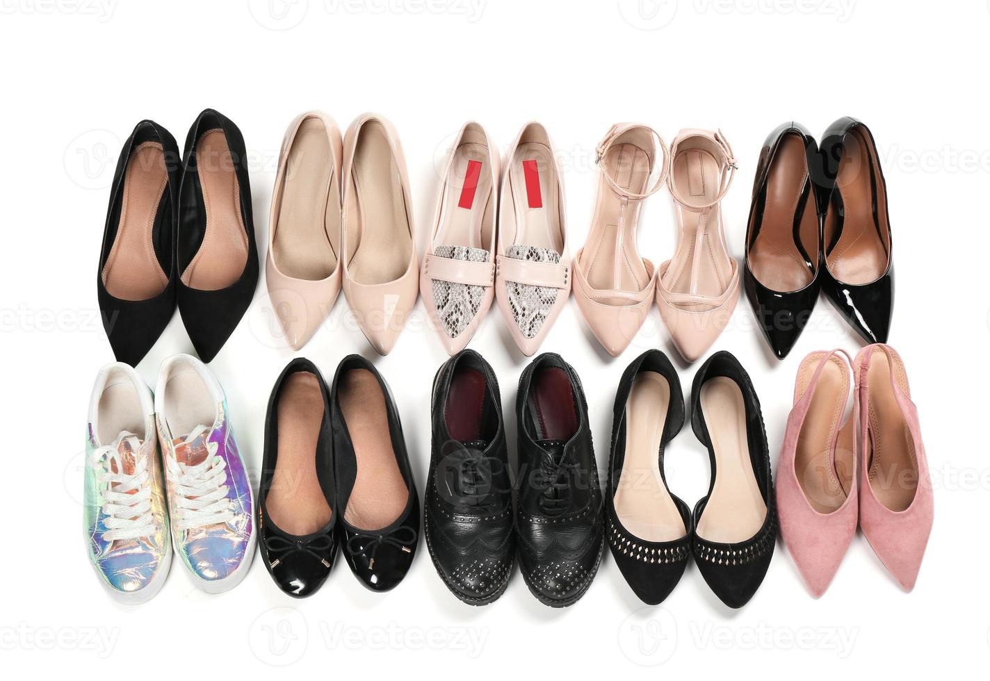 varie scarpe eleganti femminili su sfondo bianco, vista dall'alto foto