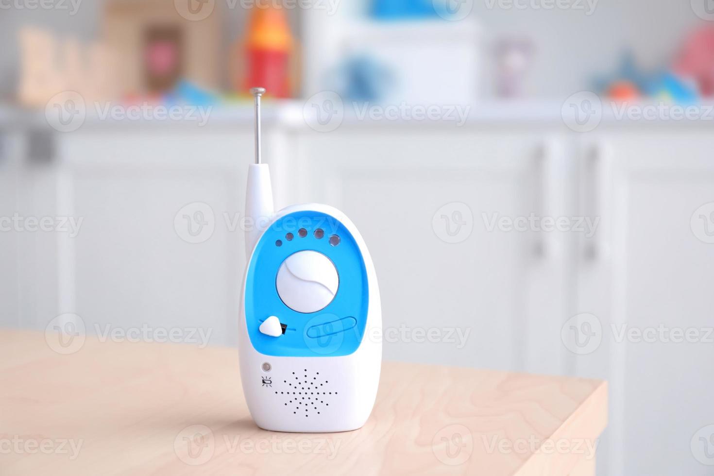 baby monitor sul tavolo foto