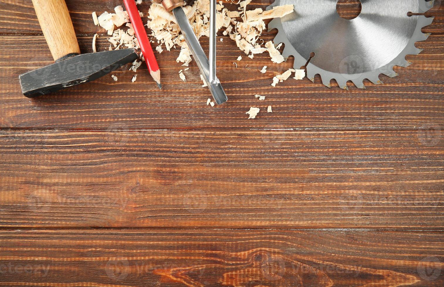 set di attrezzi da falegname su fondo in legno foto