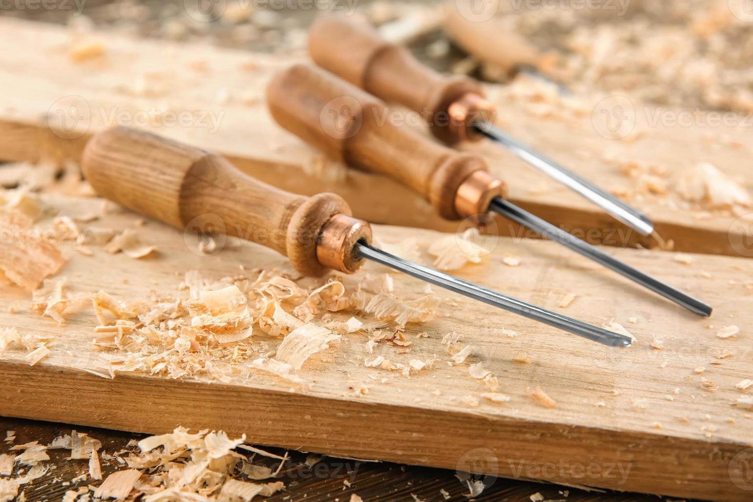 scalpelli, tavole di legno e segatura nella falegnameria foto