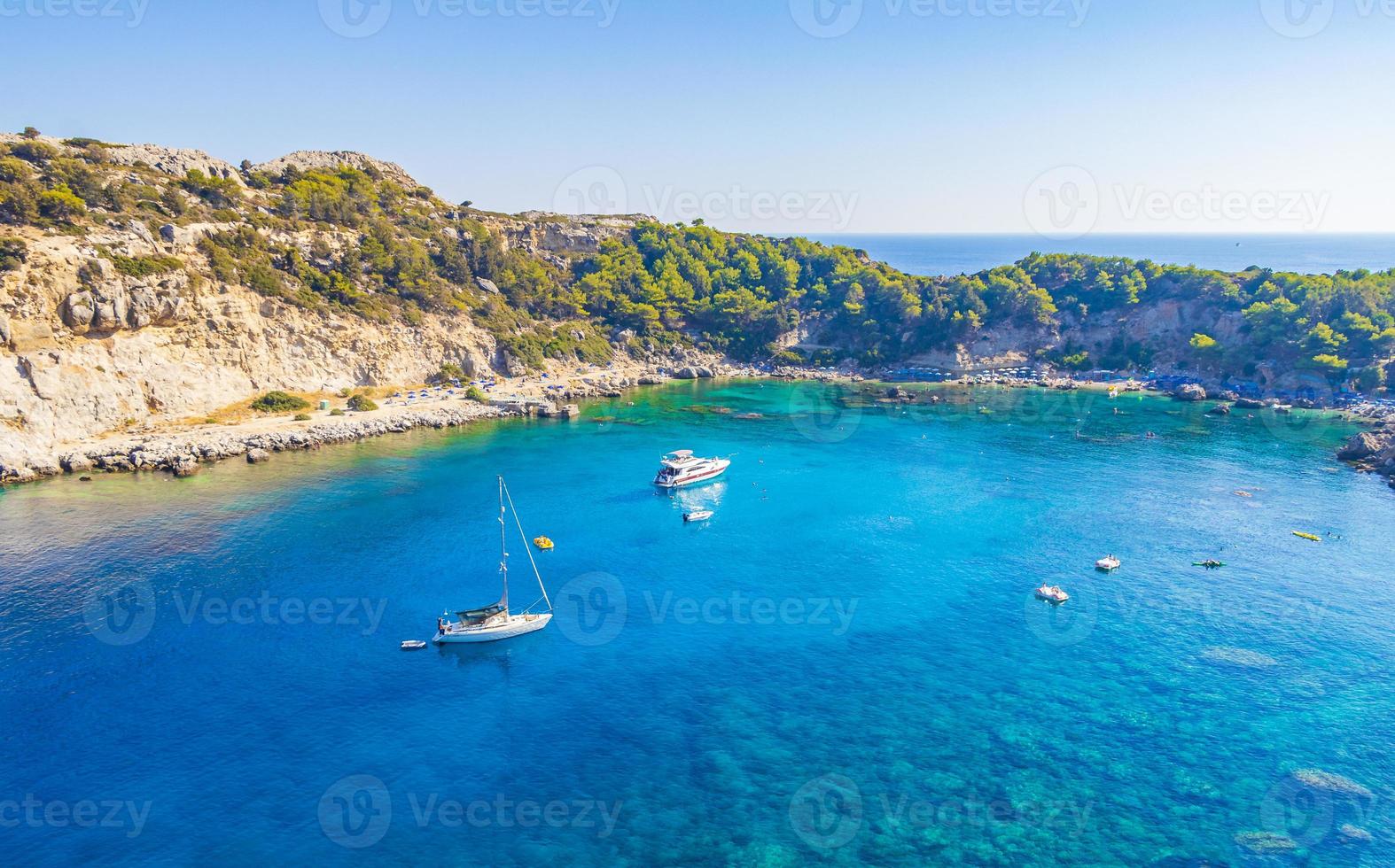 anthony quinn bay con acque turchesi faliraki rhodes grecia. foto