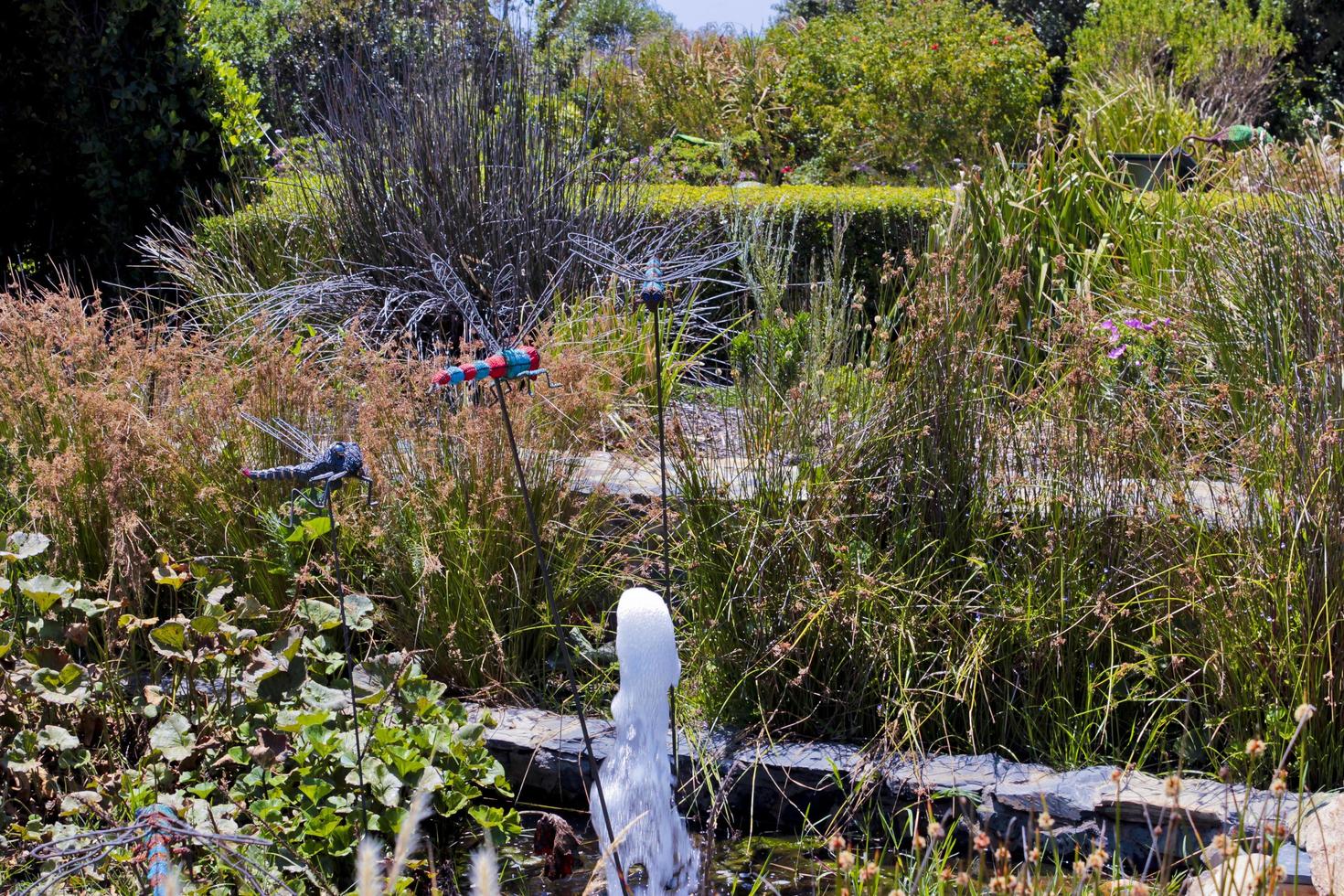 insetto decorativo il giardino, aiuola. ragno, libellula, scarafaggio, mantide religiosa. foto