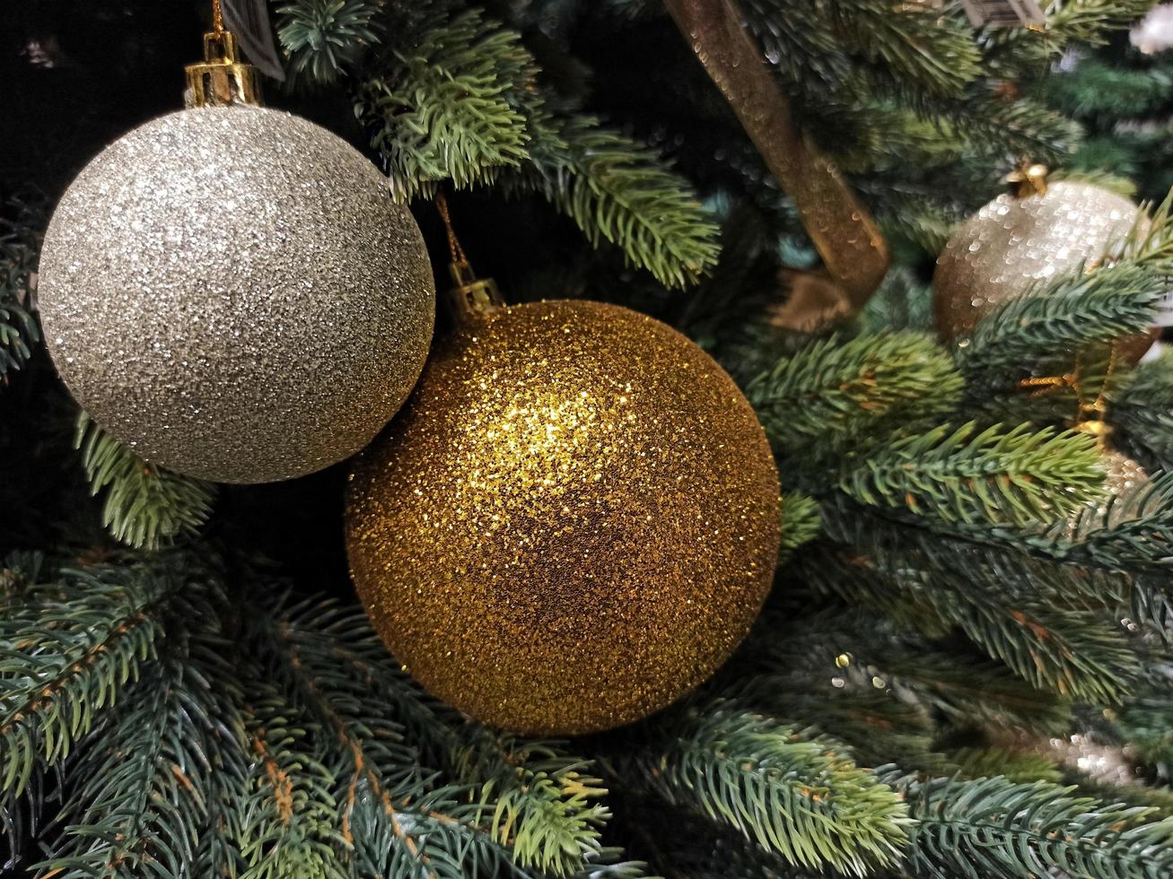 albero di natale con decorazioni. sfondo di natale foto