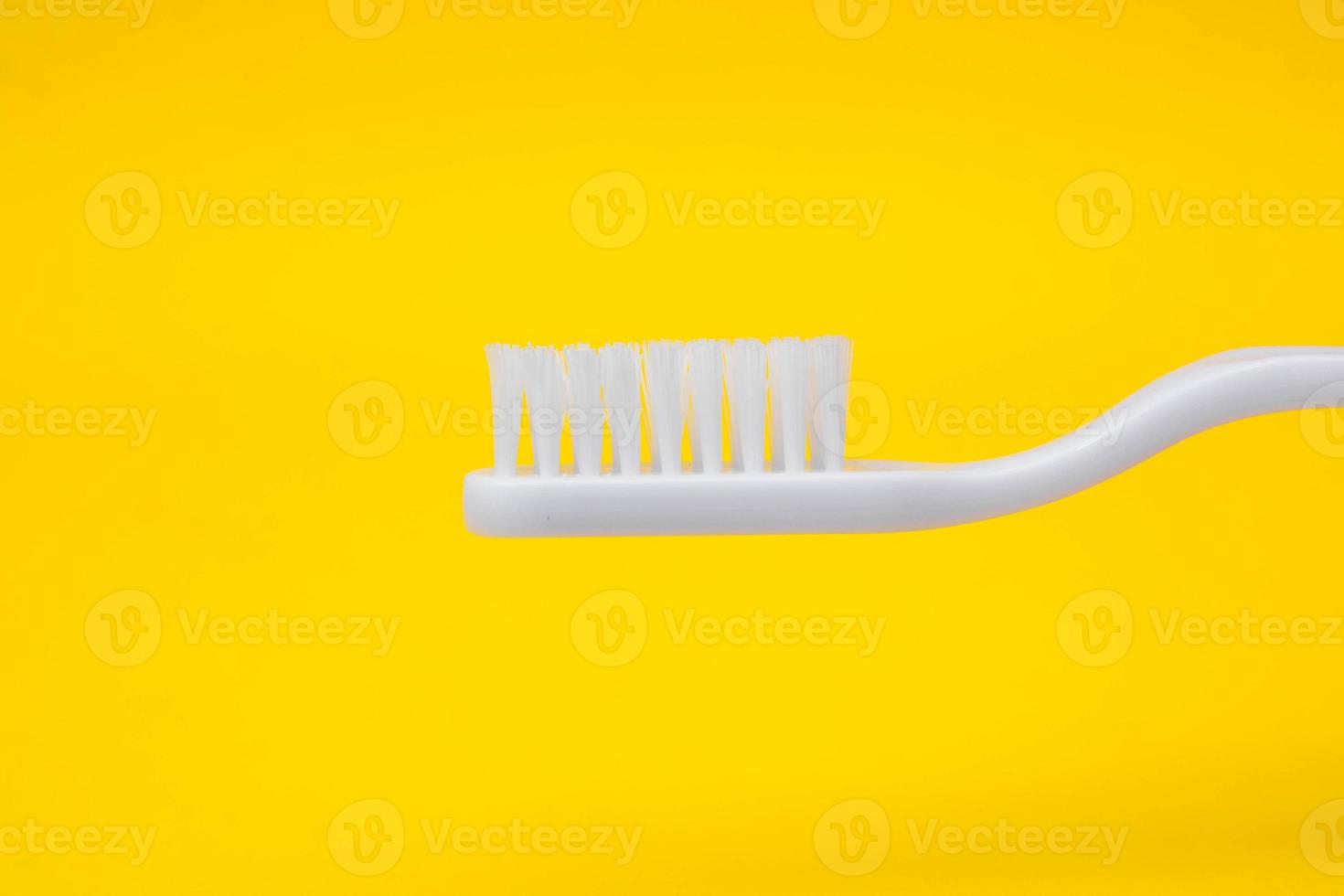 spazzolino bianco su sfondo giallo foto