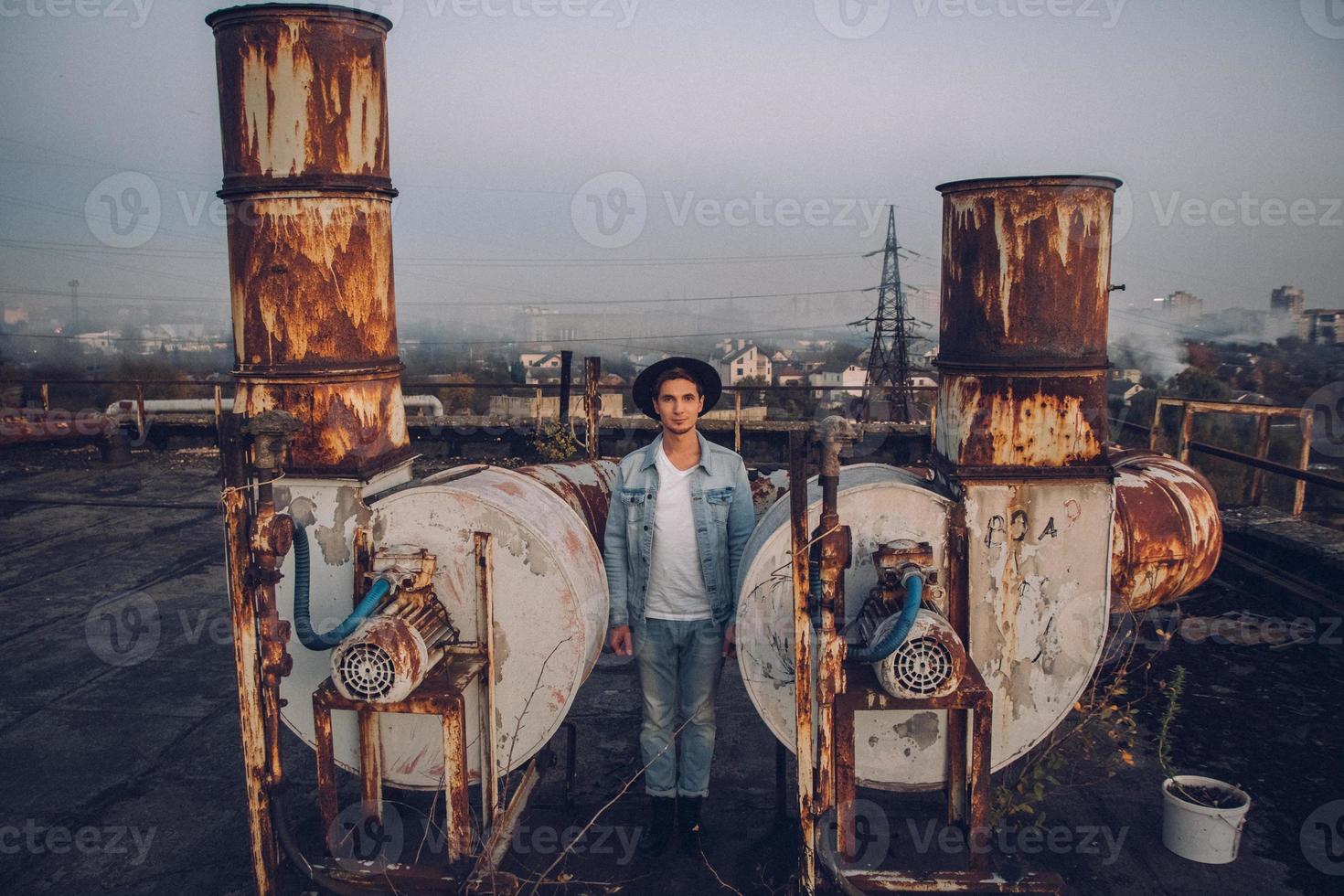 uomo urbano con cappello sullo sfondo della città foto