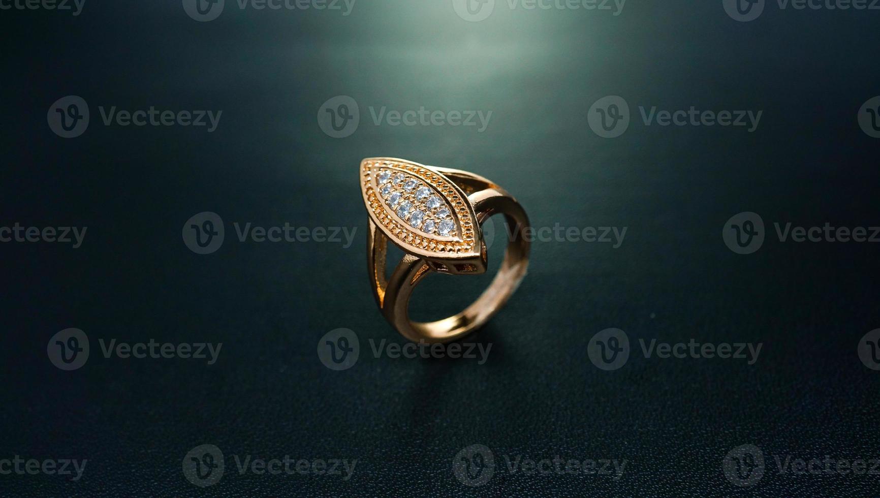 foto di un anello di diamanti da donna su sfondo nero