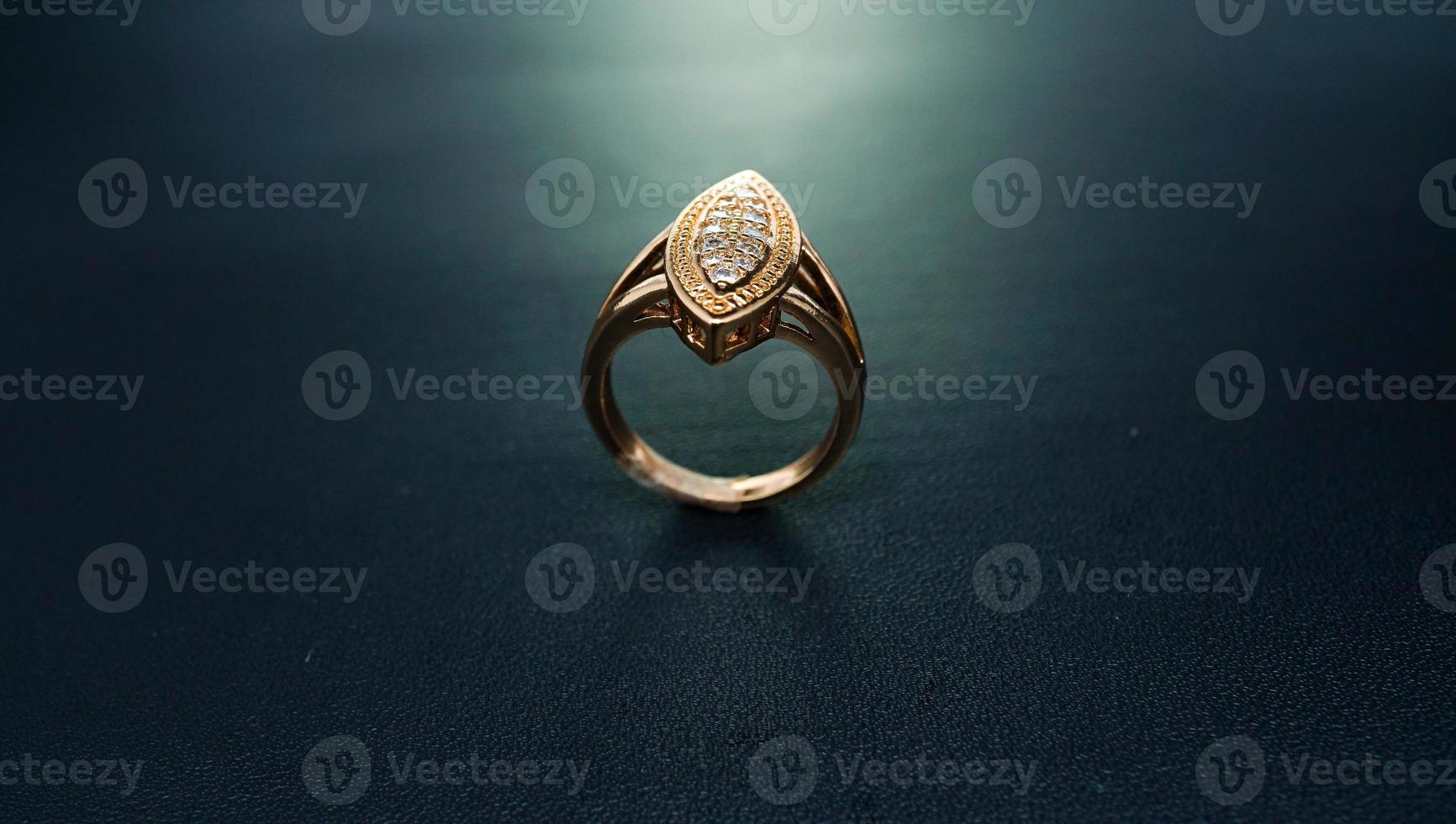 foto di un anello di diamanti da donna su sfondo nero
