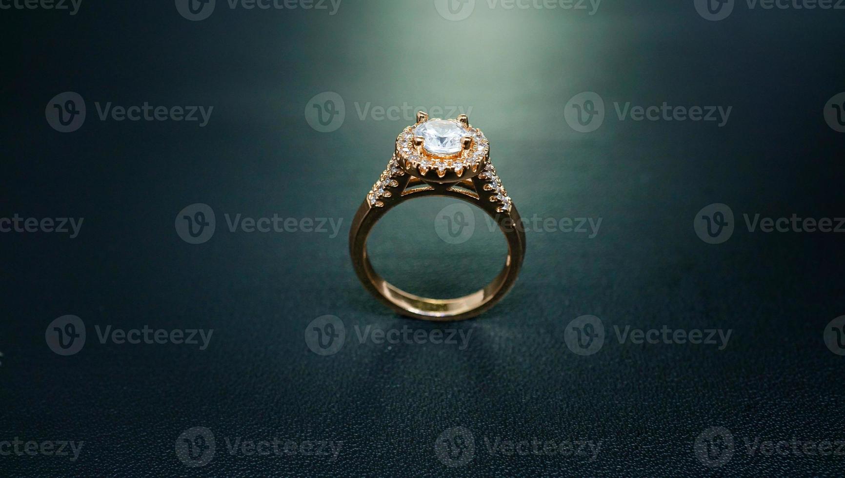 foto di anello da donna con gemme di diamanti su sfondo nero