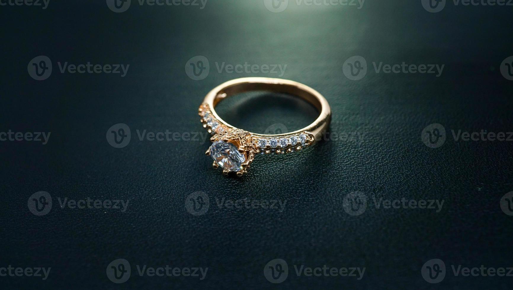 foto dell'anello da donna con bellissime gemme di diamanti