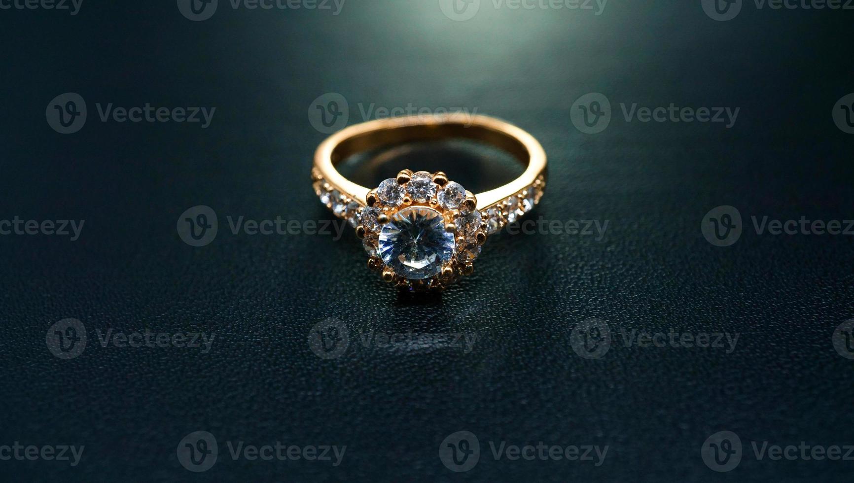 foto di un piccolo anello di diamanti floreale con uno sfondo nero