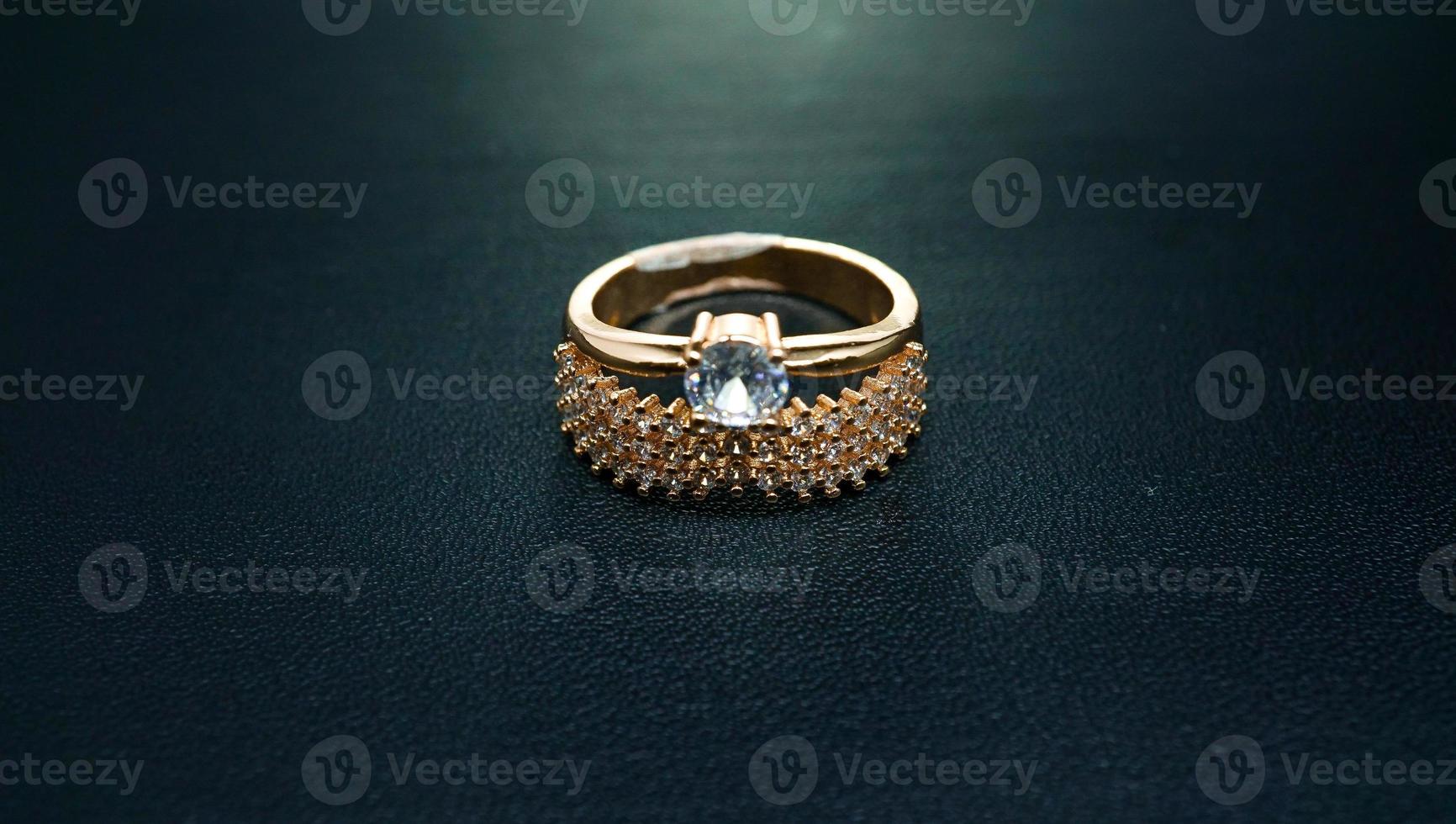 foto di anelli da donna di lusso con motivi di diamanti