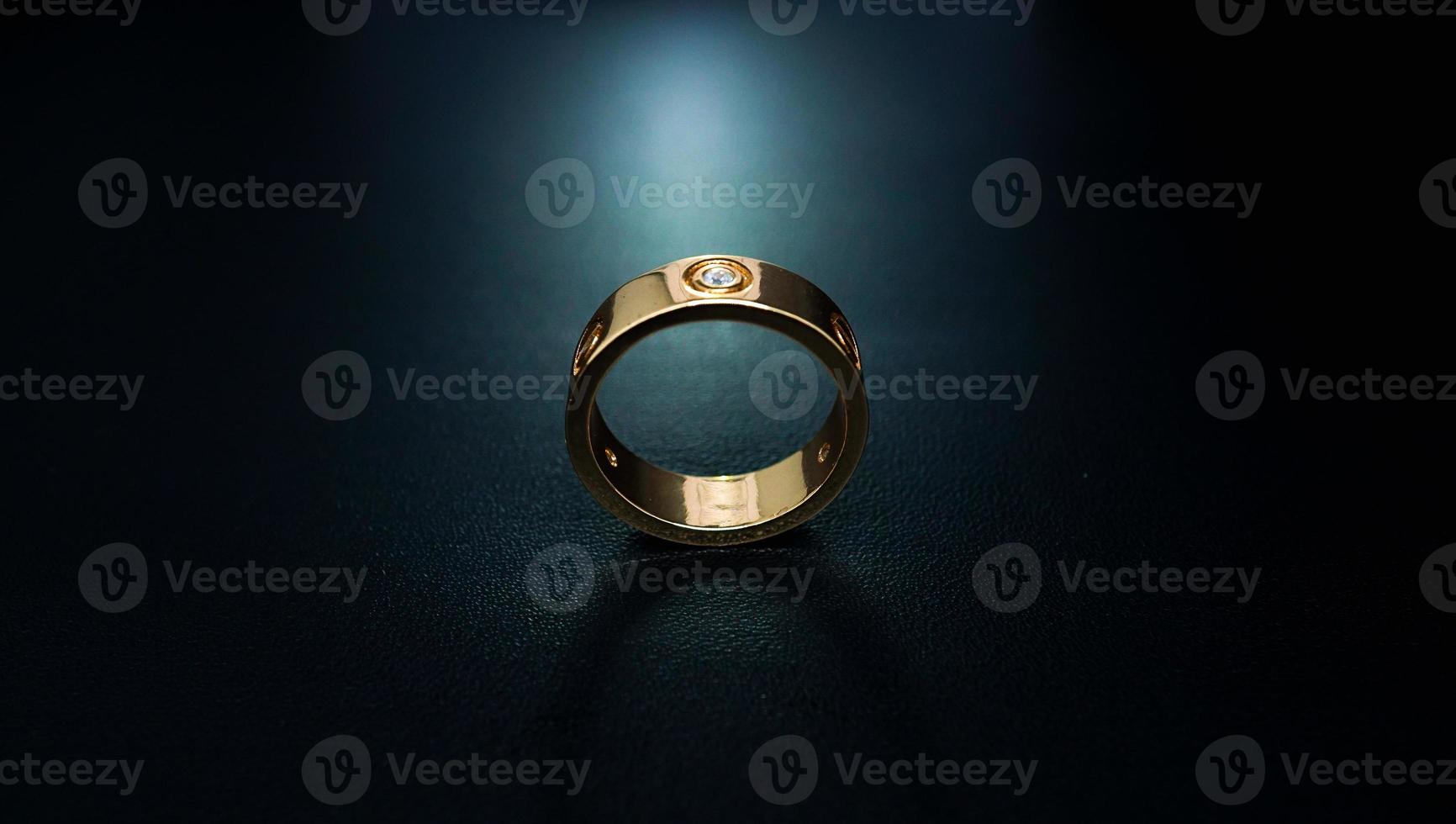 foto dell'anello di fidanzamento da donna con motivo a piccoli diamanti