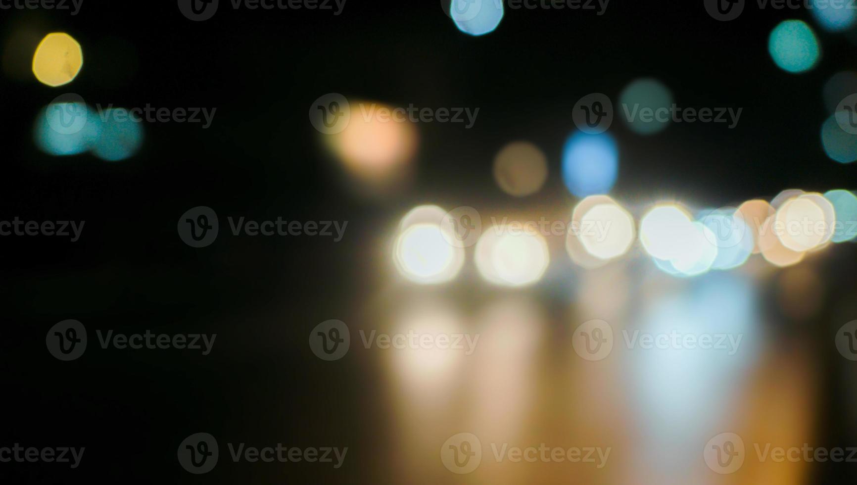 sfocatura dello sfondo delle luci della città con luce colorata foto
