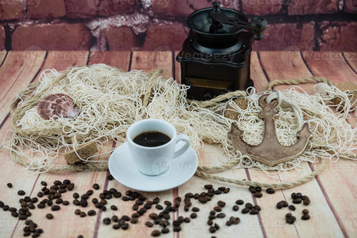 chicchi di caffè tostati e un macinacaffè vitage foto