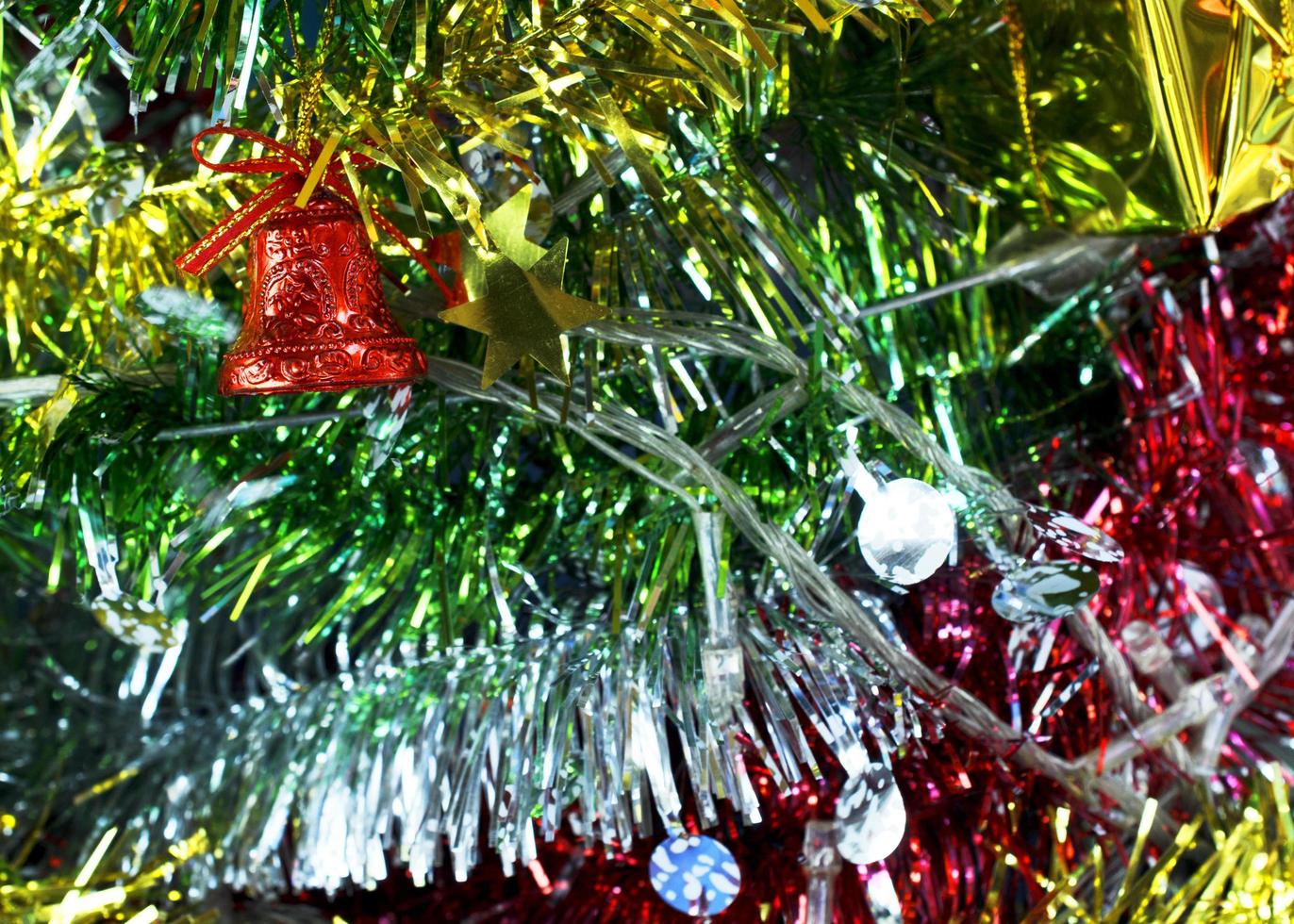 primo piano di sfondi di campane e decorazioni natalizie foto