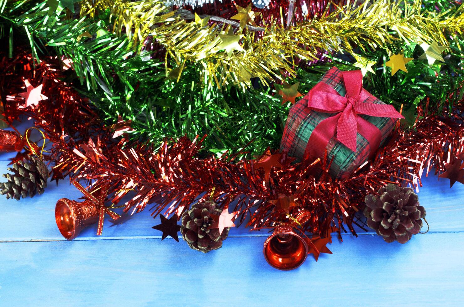 sfondo delle vacanze di natale con scatola regalo e decorazioni di babbo natale foto