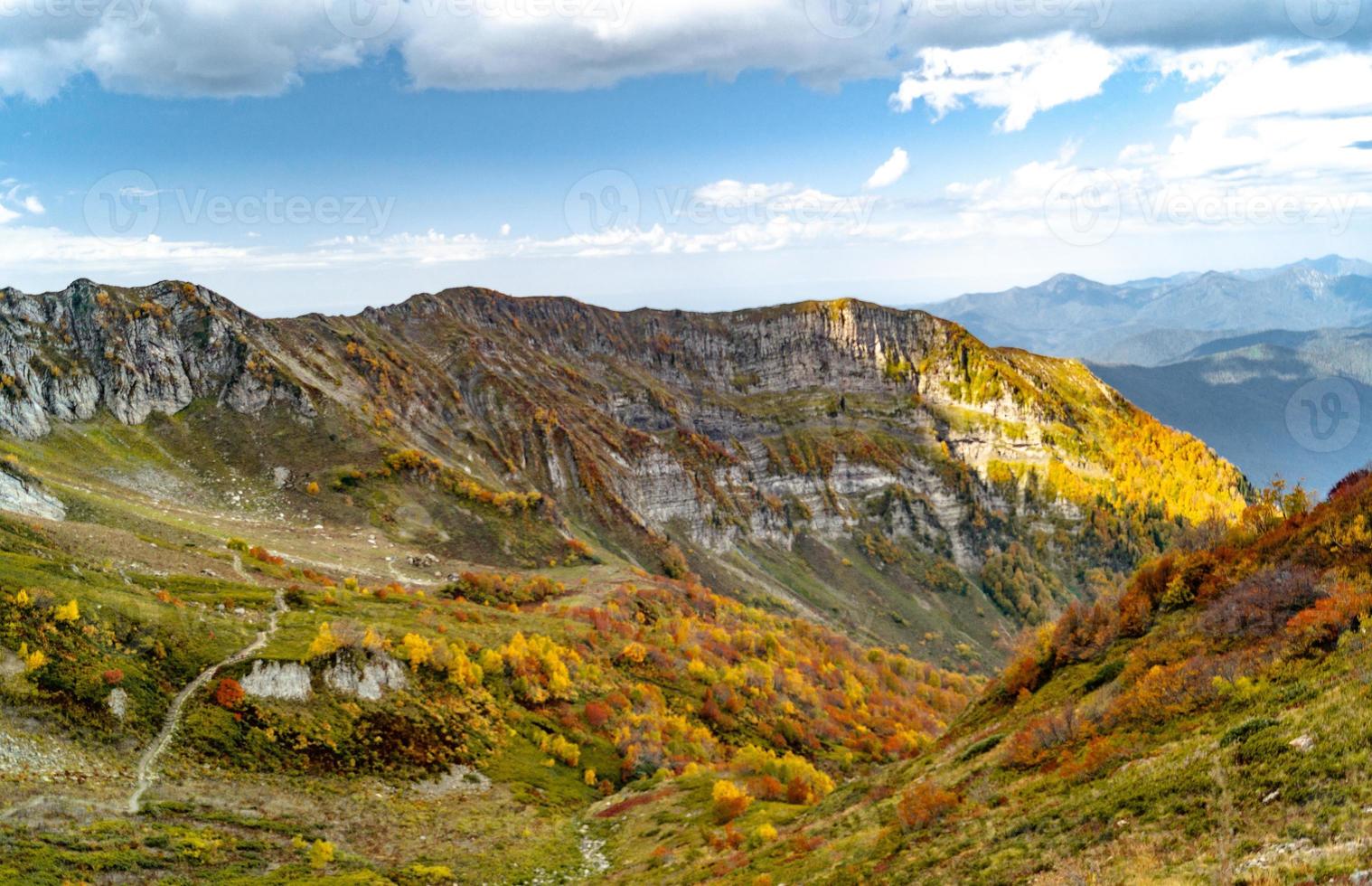autunno nelle montagne di krasnaya polyana foto
