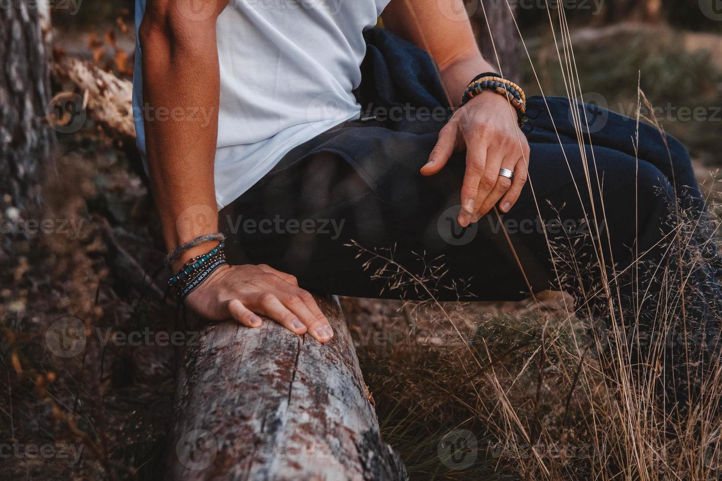 mani di uomo con braccialetti su entrambe le mani foto