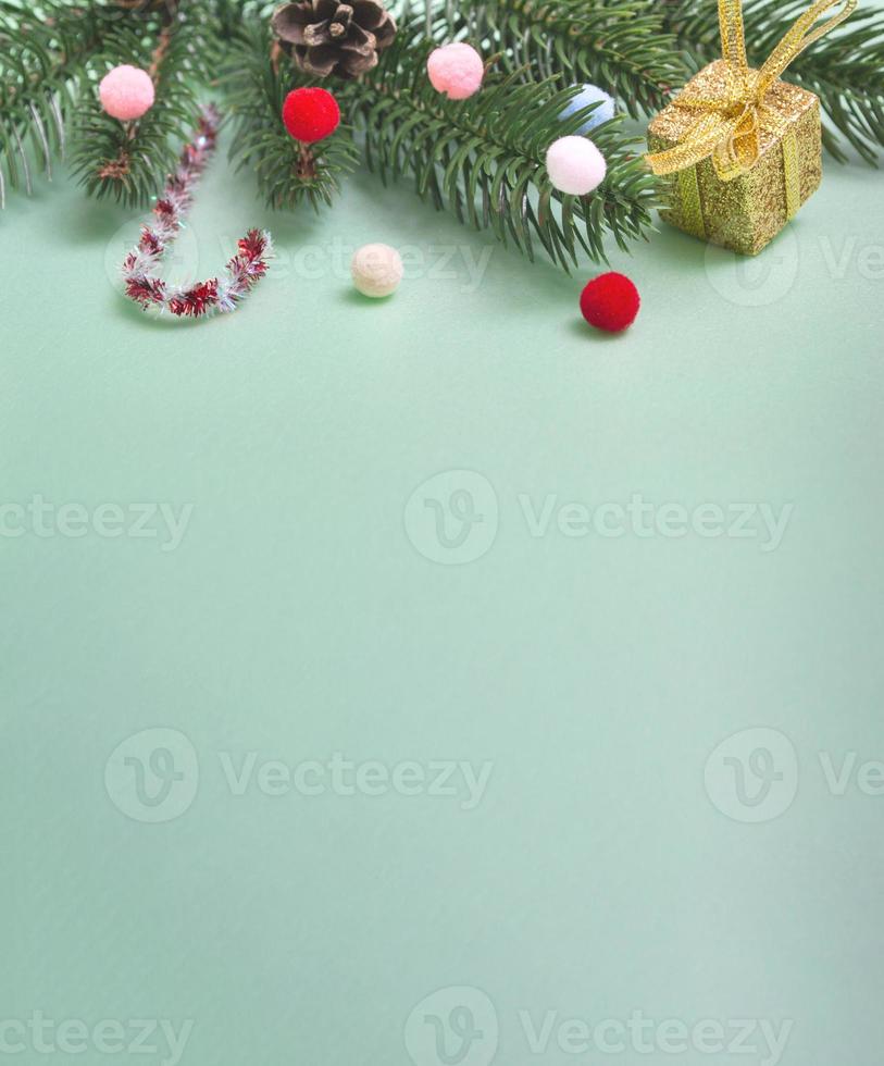 Biglietto natalizio. confezione regalo e decorazioni natalizie. con copia spazio. distesi foto