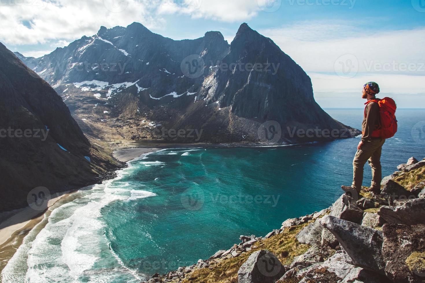 L'uomo sta sul bordo di una scogliera da solo godendo di vista aerea backpacking lifestyle avventura di viaggio vacanze all'aperto foto