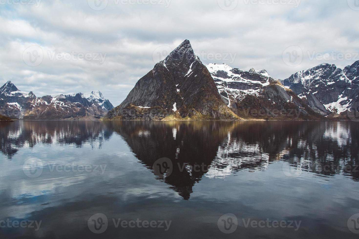 Norvegia montagna sulle isole lofoten. paesaggio scandinavo naturale foto