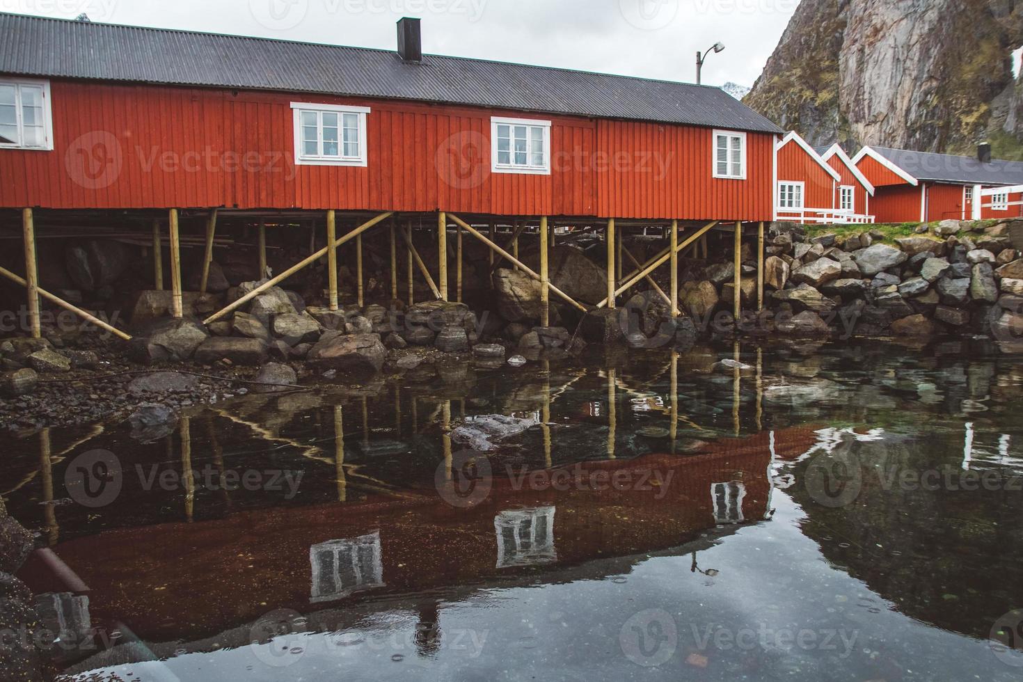 norvegia rorbu case e montagne rocce sul paesaggio del fiordo viaggio scandinavo vista isole lofoten. paesaggio scandinavo naturale. foto