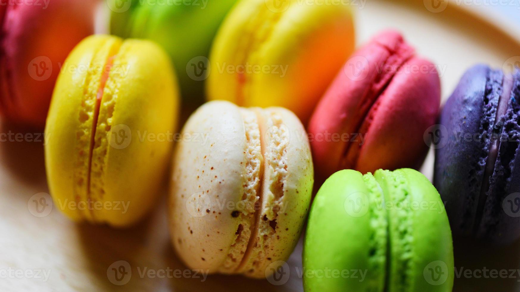 macarons colorati gustoso biscotto dolce da dessert, macarons dessert piccole torte francesi foto